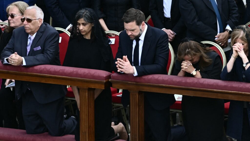 Louis Prevost (izq.), hermano del Papa León XIV, el vicepresidente estadounidense J. D. Vance y la segunda dama Usha Vance, la presidenta peruana Dina Boluarte y la italiana Laura Mattarella rezan durante la Santa Misa de inicio del Pontificado del Papa León XIV, en la plaza de San Pedro del Vaticano el 18 de mayo de 2025. (Foto: Filippo MONTEFORTE / POOL / AFP)
