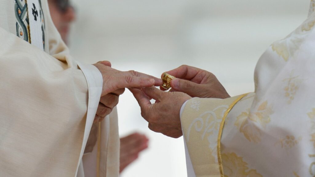Esta foto, tomada y distribuida el 18 de mayo de 2025 por The Vatican Media, muestra al cardenal filipino Luis Antonio Gokim Tagle colocando el Anillo del Pescador en el dedo del Papa León XIV durante la Santa Misa de inicio de su pontificado, en la Plaza de San Pedro del Vaticano. (Foto: Handout / VATICAN MEDIA / AFP)