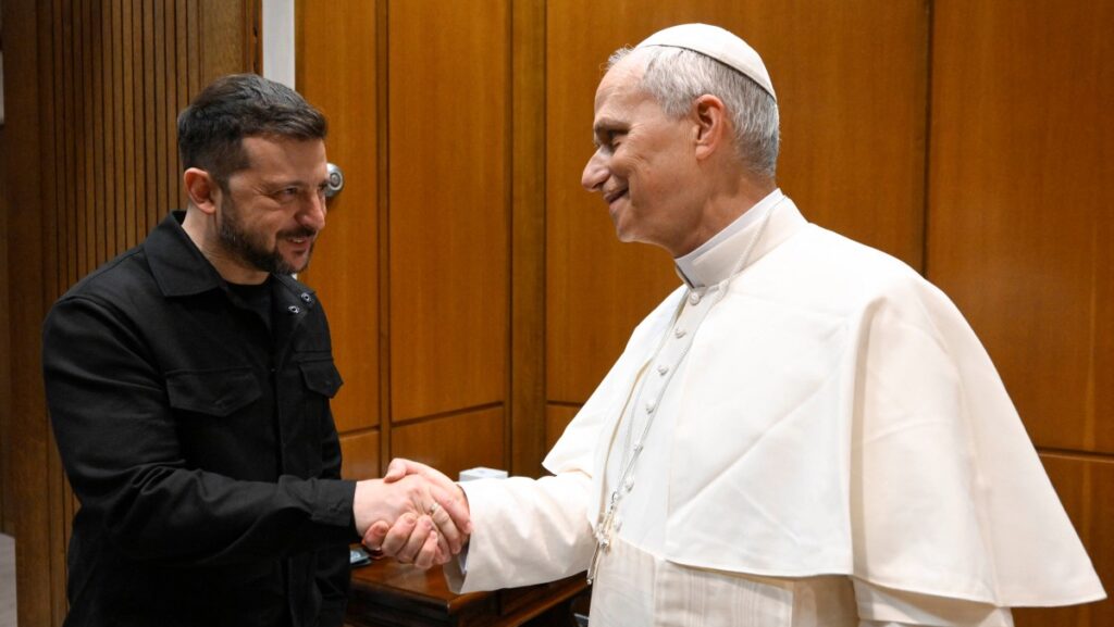Esta foto, tomada y distribuida el 18 de mayo de 2025 por The Vatican Media, muestra al Papa León XIV durante una audiencia privada con el presidente de Ucrania, Volodymyr Zelensky en el Vaticano. (Foto de Handout / VATICAN MEDIA / AFP)