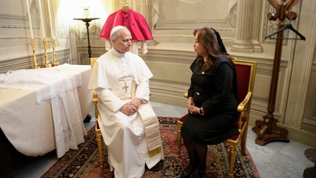 Esta foto, tomada y distribuida el 18 de mayo de 2025 por The Vatican Media, muestra al Papa León XIV durante una audiencia privada con Dina Boluarte, presidenta del Perú, en el Vaticano. (Foto de Handout / VATICAN MEDIA / AFP)