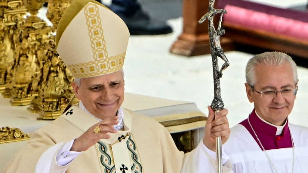 El papa León XIV, con su anillo de pescador, saluda al final de la misa de inauguración de su pontificado en la Plaza de San Pedro del Vaticano, el 18 de mayo de 2025. (Foto de Tiziana FABI / AFP)
