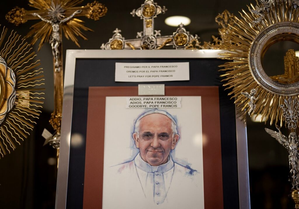 Un dibujo del Papa Francisco con la frase "Adiós, Papa Francisco" se ve en una tienda de objetos religiosos cerca de la Plaza de San Pedro en el Vaticano, el 1 de mayo de 2025. (Foto de Tiziana FABI / AFP)