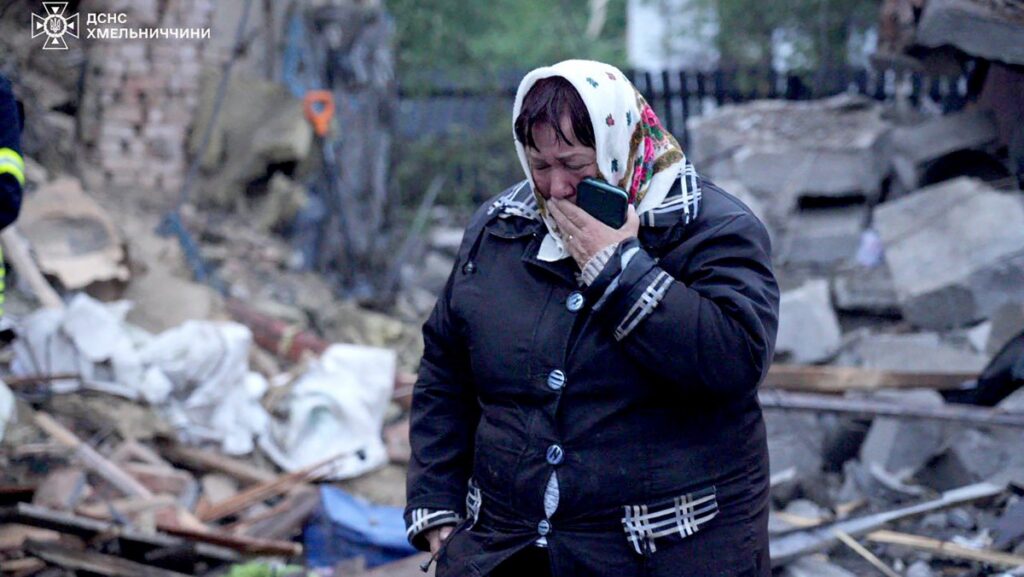 Esta fotografía, tomada y difundida por el Servicio de Prensa del Servicio Estatal de Emergencias de Ucrania el 25 de mayo de 2025, muestra a una mujer reaccionando junto a su casa dañada tras el ataque ruso a la región de Jmelnitski, en medio de la invasión rusa en Ucrania.  (Foto: Handout / Servicio de Prensa del Servicio Estatal de Emergencias de Ucrania / AFP) 