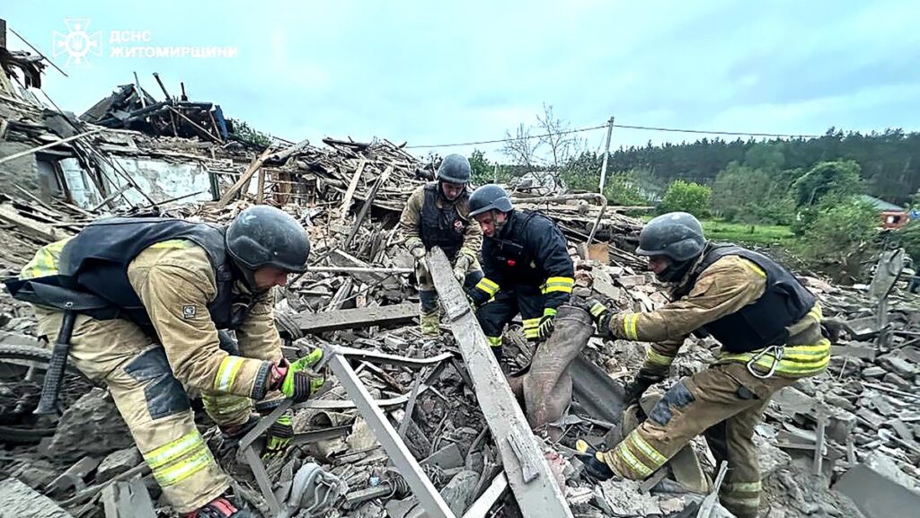 Esta fotografía, tomada y difundida por el Servicio de Prensa del Servicio Estatal de Emergencias de Ucrania el 25 de mayo de 2025, muestra a rescatistas trabajando en una vivienda privada destruida tras un ataque ruso en la región de Zhytomyr, en medio de la invasión rusa de Ucrania. (Foto: Handout / Servicio de Prensa del Servicio Estatal de Emergencias de Ucrania / AFP)