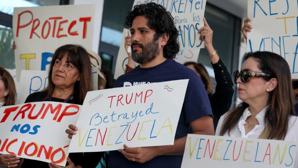 (ARCHIVO) El 13 de febrero de 2025, en Miami, Florida, la gente se unió para apoyar una resolución que reinstaura el Estatus de Protección Temporal (TPS) para los venezolanos. (Foto de JOE RAEDLE / GETTY IMAGES NORTH AMERICA / AFP)