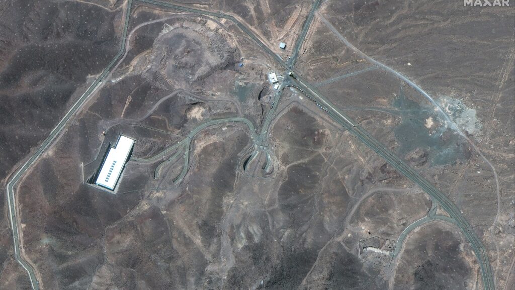 Esta imagen satelital, proporcionada por Maxar Technologies y tomada el 19 de junio de 2025, muestra una vista general de la Planta de Enriquecimiento de Combustible Fordow (FFEP) de Irán, al noreste de la ciudad de Qom. El presidente Donald Trump afirmó que los ataques aéreos estadounidenses de la madrugada del 22 de junio destruyeron por completo las principales instalaciones nucleares de Irán, lo que provocó que Washington se uniera a la guerra de Israel contra Teherán en un momento crítico para Oriente Medio. (Foto: Imagen satelital ©2025 Maxar Technologies / AFP)