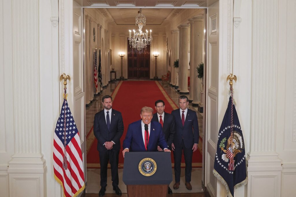 El presidente de Estados Unidos, Donald Trump, se dirige a la nación, junto con el vicepresidente J.D. Vance (izq.), el secretario de Estado Marco Rubio (segundo por der.) y el secretario de Defensa Pete Hegseth (der.), desde la Casa Blanca en Washington, D.C., el 21 de junio de 2025, tras el anuncio del bombardeo de instalaciones nucleares de Estados Unidos en Irán. (Foto de Carlos Barria / POOL / AFP)