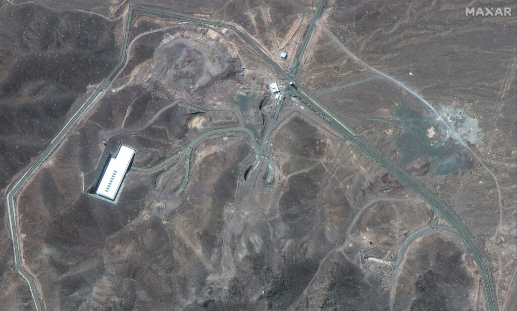 Esta imagen satelital, cortesía de Maxar Technologies, muestra una vista general de la Planta de Enriquecimiento de Combustible Fordow (FFEP) de Irán, en Fordow, Irán, el 19 de junio de 2025. (Foto por imagen satelital ©2025 Maxar Technologies / AFP)