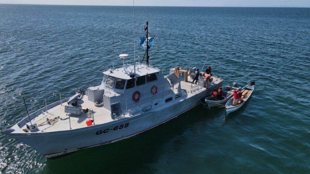  Pescadores en las comunidades más lejanas de Puerto Barrios, Izabal. (Foto: Ejército de Guatemala)