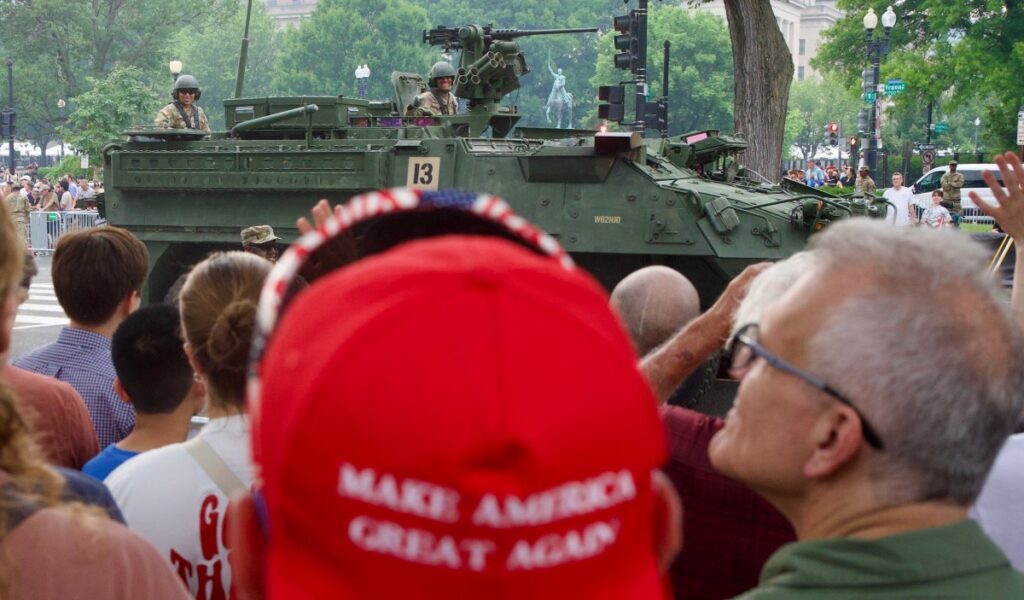 La gente observa a militares estadounidenses marchar por la Avenida Constitución durante el Desfile del 250.º Aniversario del Ejército en Washington, D.C. (Foto de Amid FARAHI / AFP)