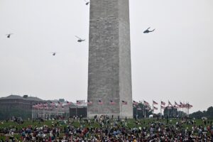 Helicópteros se ven cerca de la base del Monumento a Washington durante el Desfile del 250.º Aniversario del Ejército en Washington, D.C., el 14 de junio de 2025. (Foto de Mandel NGAN / AFP)