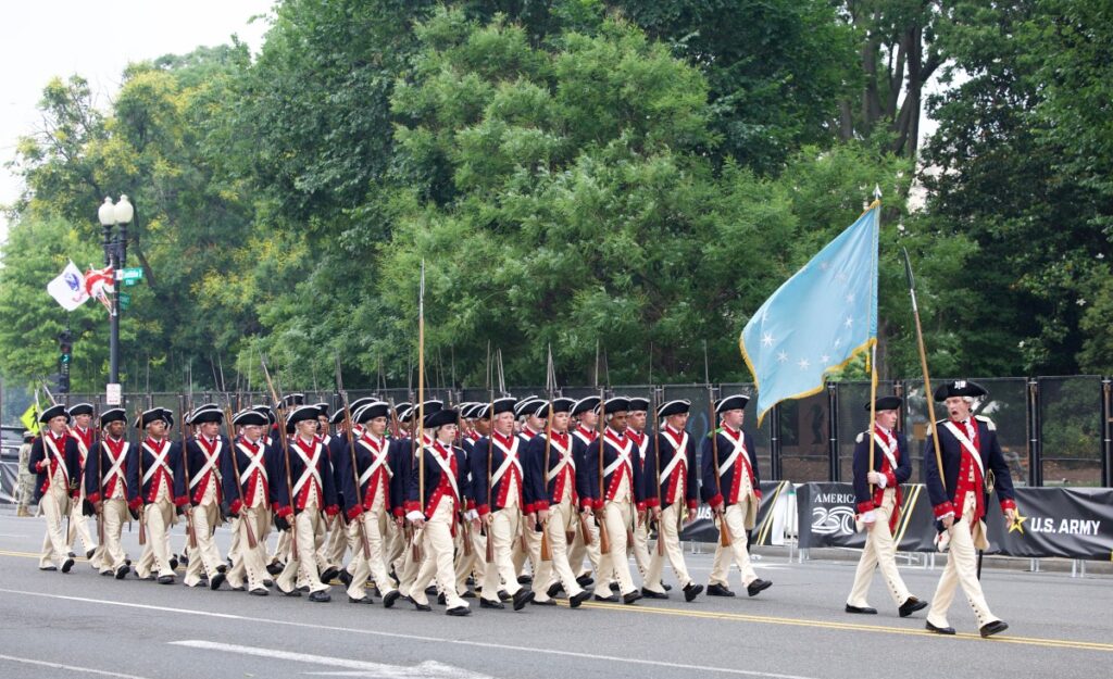 Miembros del ejército estadounidense con uniforme de la Guerra de la Independencia marchan por la Avenida Constitución durante el Desfile del 250.º Aniversario del Ejército en Washington, D.C., el 14 de junio de 2025. (Foto de Amid FARAHI / AFP)