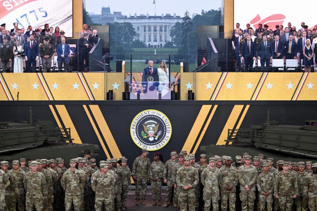 El presidente de Estados Unidos, Donald Trump (centro), flanqueado por la primera dama, Melania Trump, administra el juramento de alistamiento a los soldados que se alistan o se reincorporan al ejército durante el desfile del 250.º aniversario del ejército en Washington, D.C., el 14 de junio de 2025. (Foto: Mandel NGAN / AFP)