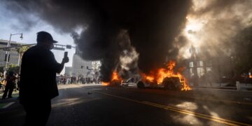Vehículos Waymo son incendiados mientras manifestantes se enfrentan con las fuerzas del orden cerca del edificio federal durante una protesta en respuesta a las operaciones federales de inmigración en Los Ángeles, California, el 8 de junio de 2025. (Foto de ETIENNE LAURENT / AFP)