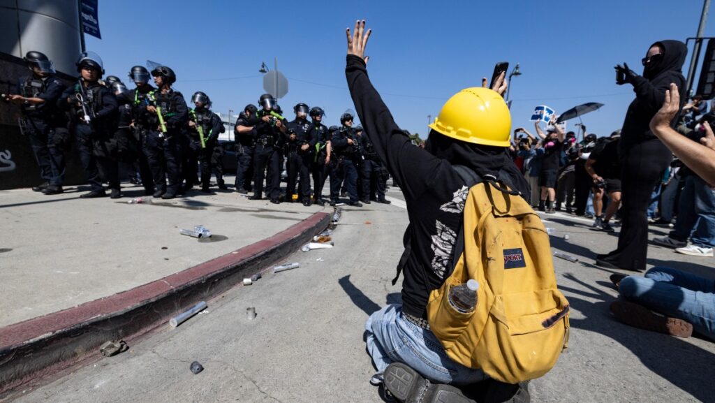 Un manifestante reacciona durante enfrentamientos con las fuerzas del orden frente al edificio federal durante una protesta tras las operaciones federales de inmigración en Los Ángeles, California, el 8 de junio de 2025. (Foto de ETIENNE LAURENT / AFP)