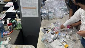 Monitores del Programa #MunicipioFiscalizado, localizaron medicamentos ocultos dentro de gavetas de escritorios, lockers de personal y cajas que se encontraban dentro de las oficinas. (Foto: Contraloría General de Cuentas)