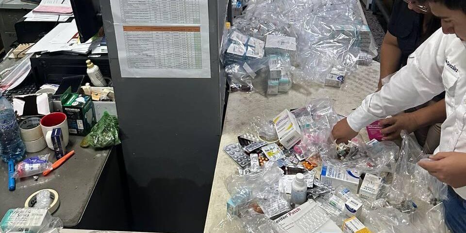 Monitores del Programa #MunicipioFiscalizado, localizaron medicamentos ocultos dentro de gavetas de escritorios, lockers de personal y cajas que se encontraban dentro de las oficinas. (Foto: Contraloría General de Cuentas)