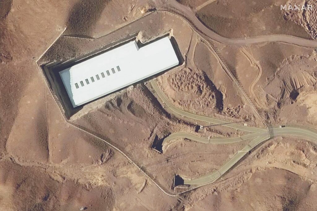 (ARCHIVOS) Esta imagen satelital proporcionada por Maxar Technologies, tomada el 12 de febrero de 2025, muestra una vista general de la planta de enriquecimiento de uranio de Fordow, al sur de la capital, Teherán. (Foto: Imagen satelital ©2025 Maxar Technologies / AFP)