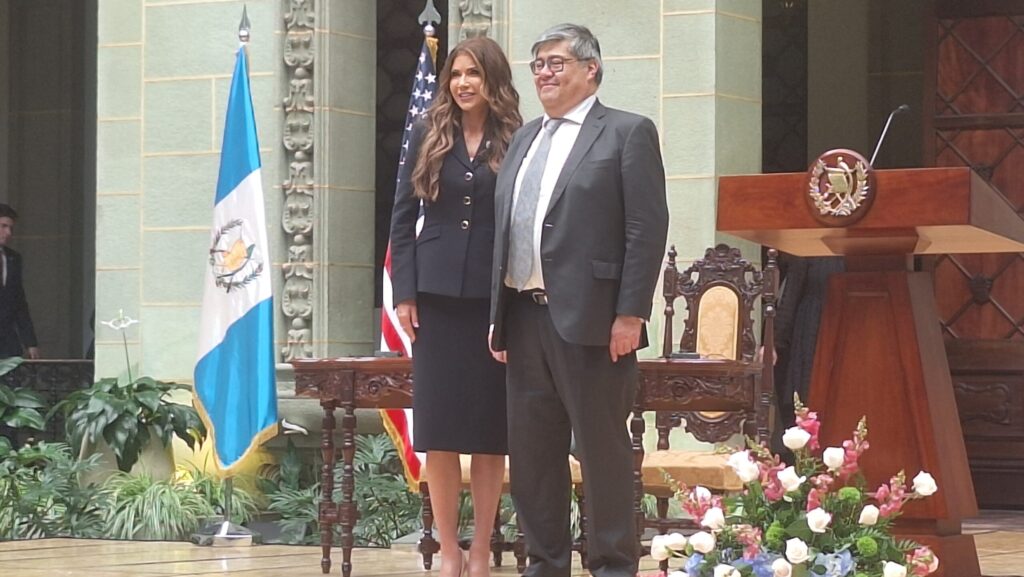 Ambos funcionarios de seguridad brindaron una conferencia conjunta. (Foto: Newsweek)