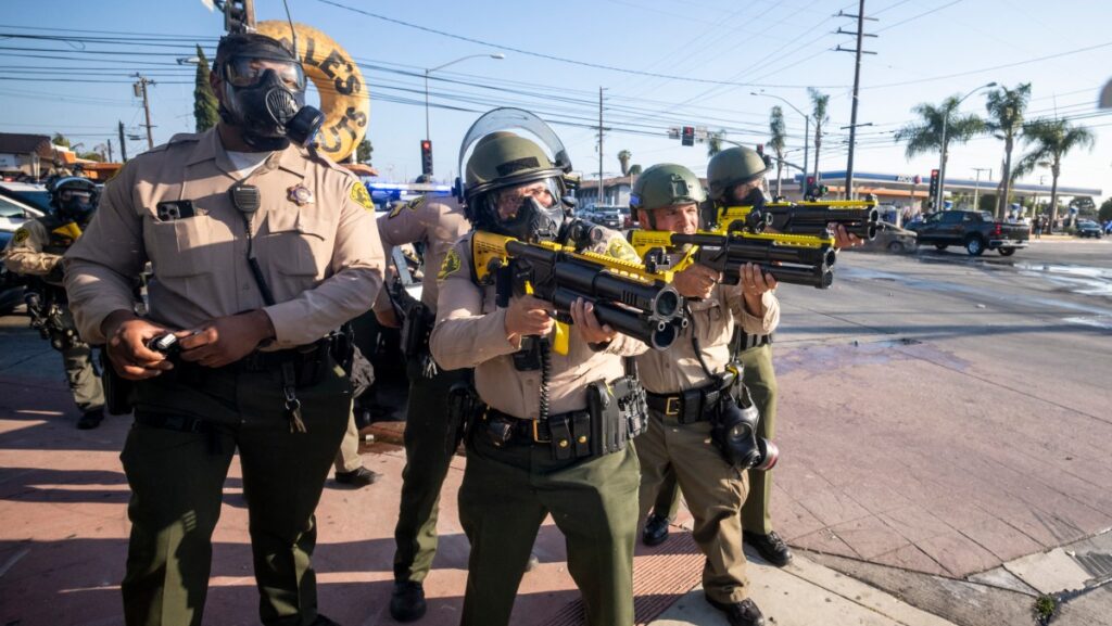 Las fuerzas del orden se enfrentan a manifestantes durante una protesta tras las operaciones federales de inmigración en el barrio de Compton, Los Ángeles, California, el 7 de junio de 2025. (Foto de RINGO CHIU / AFP)