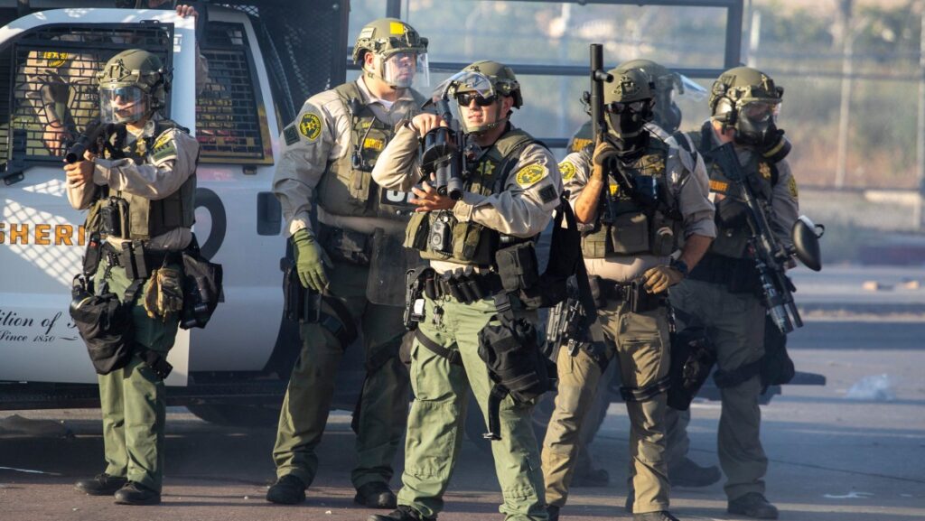 Las fuerzas del orden se enfrentaron con manifestantes durante una protesta tras las redadas federales de inmigración en el barrio de Compton, Los Ángeles, California, la madrugada del 7 de junio de 2025. (Foto de RINGO CHIU / AFP)