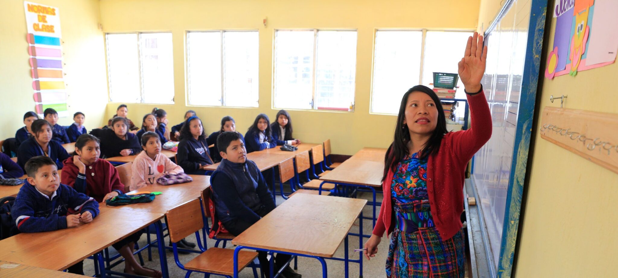 Más de Q83 millones se desembolsan en salarios y bonos para trabajadores del Mineduc. (Foto: AGN)