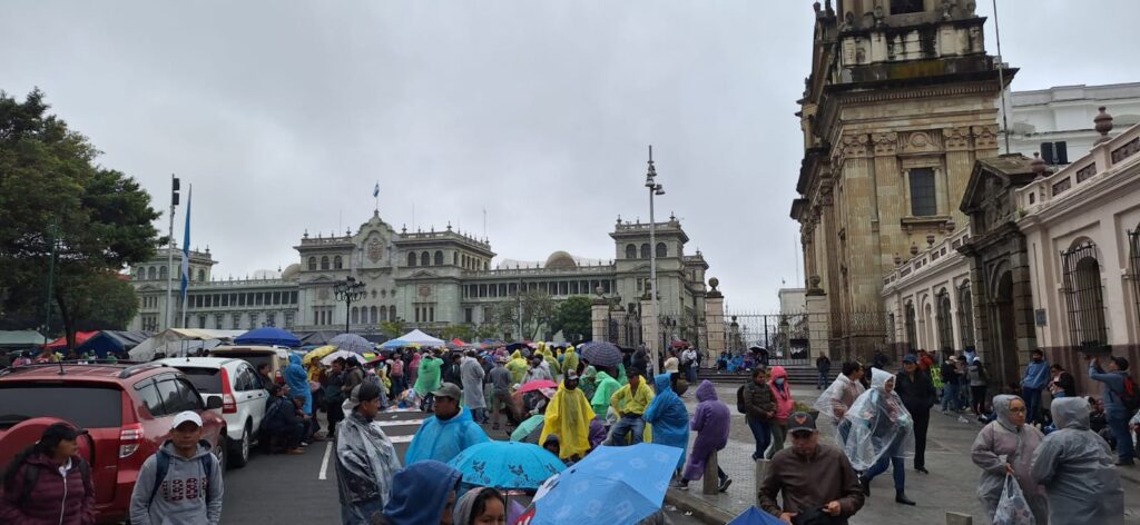 Los maestros están instalados en la Plaza de la Constitución desde el 25 de mayo. (Foto: Newsweek)