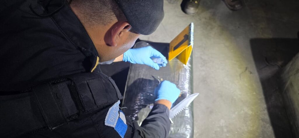 La prueba hecha por agentes antinarcóticos dio positivo para marihuana. (Foto: PNC)