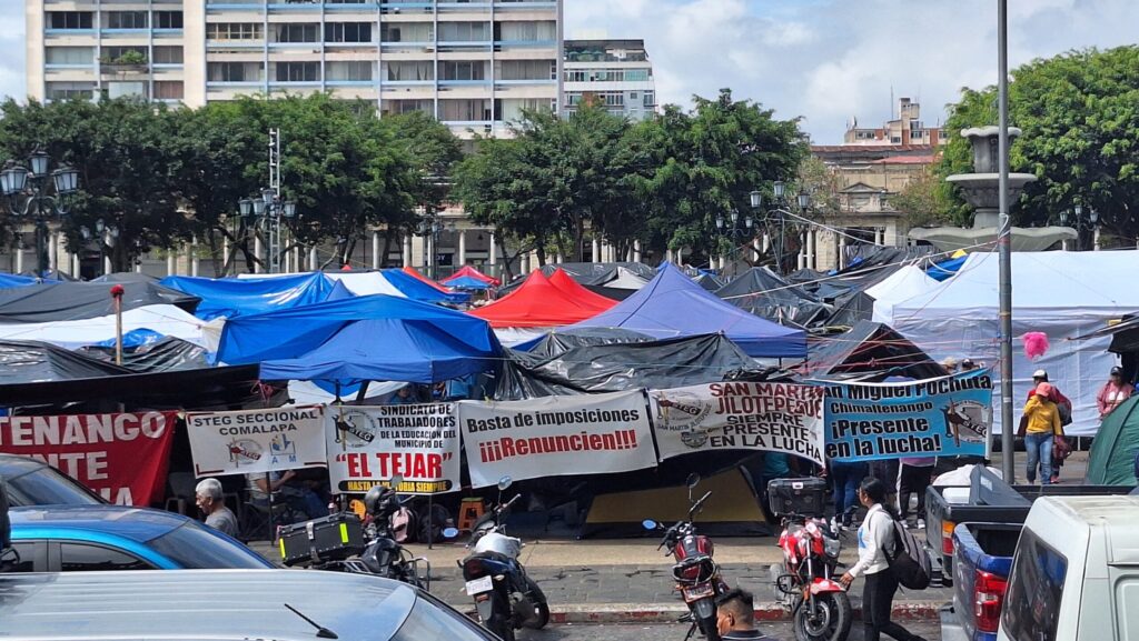 Los maestros se instalaron en la Plaza de la Constitución desde el pasado 26 de mayo. (Foto: Newsweek)