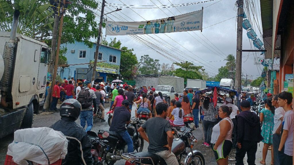 Comunitarios inconformes bloquean calles en Izabal. (Foto: Redes sociales)
