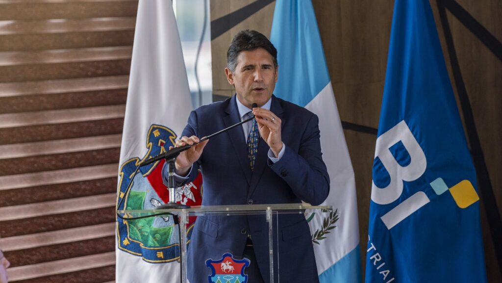 Alcalde capitalino Ricardo Quiñónez, durante la firma del convenio. (Foto: Municipalidad de Guatemala)