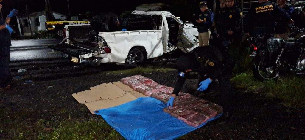 Agentes de PNC de la comisaría 33 atendieron un hecho de tránsito donde estaba involucrado un camión de transporte pesado y un picop, que en la palangana, llevaba ocultos 158 paquetes con cocaína. (Foto: PNC)