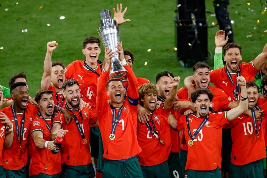 El delantero portugués Cristiano Ronaldo (centro) levanta el trofeo tras ganar la final de la Liga de Naciones de la UEFA entre Portugal y España en Múnich, sur de Alemania, el 8 de junio de 2025. (Foto de Alexandra BEIER / AFP)