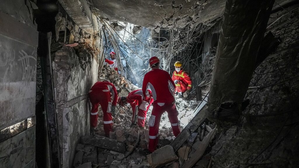 (ARCHIVOS) En esta imagen, obtenida de la agencia de noticias Mizan Online, perteneciente al poder judicial iraní, el 25 de junio de 2025, se ve a rescatistas revisando los escombros del complejo penitenciario de Evin, en Teherán, que fue alcanzado días atrás por un ataque israelí. (Foto de Mostafa Roudaki / mizanonline / AFP)