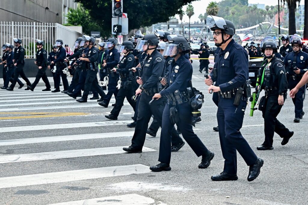 Agentes de policía de Los Ángeles se alinean hacia el Edificio Federal Edward Roybal y el Centro de Detención Metropolitano para dispersar a una multitud el 14 de junio de 2025 en Los Ángeles, tras la participación de manifestantes en la manifestación "Sin Reyes". (Foto de Frederic J. BROWN / AFP)