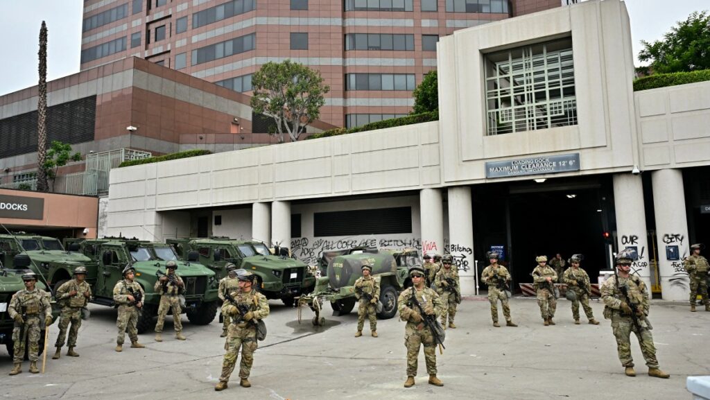 Miembros de la Guardia Nacional montan guardia frente al Centro de Detención Metropolitano (MDC), en el centro de Los Ángeles, California, el 8 de junio de 2025. (Foto de Frederic J. Brown / AFP)