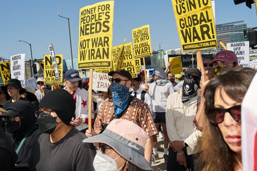 La gente protesta contra los ataques estadounidenses e israelíes contra Irán, las redadas de inmigración del Servicio de Inmigración y Control de Aduanas (ICE) y en apoyo a los palestinos durante una manifestación frente al Edificio Federal Westwood, en el barrio de Westwood de Los Ángeles, el 22 de junio de 2025. (Foto de Bing Guan / AFP)