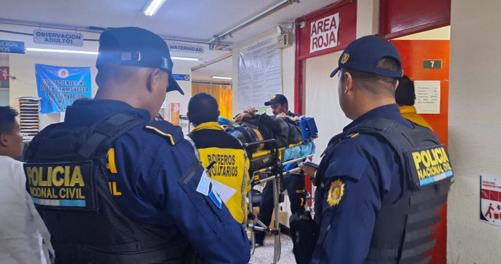 Los secuestradores al verse descubiertos intentan huir y se produce un enfrentamiento resultando herido un agente de PNC y el delincuente capturado. (Foto: PNC)