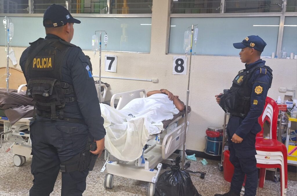 Familiares de la víctima asesorados por profesionales de la policía acuerdan el lugar de la entrega del dinero. (Foto: PNC)