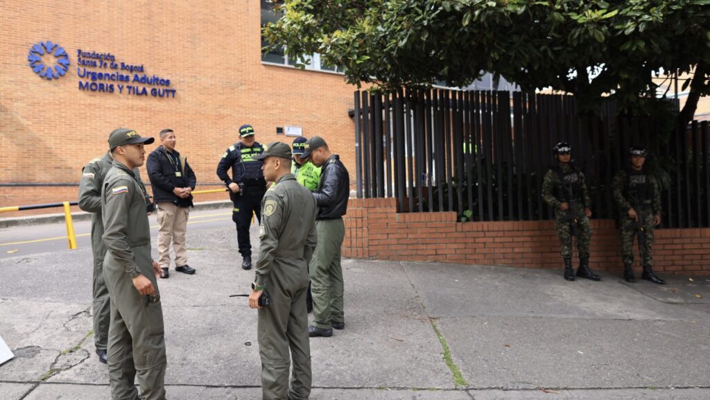 Agentes de policía custodian los alrededores de la clínica Fundación Santa Fe, donde se encuentra hospitalizado el candidato presidencial colombiano Miguel Uribe tras recibir un disparo en Bogotá el 8 de junio de 2025. (Foto de Alejandro MARTINEZ / AFP)