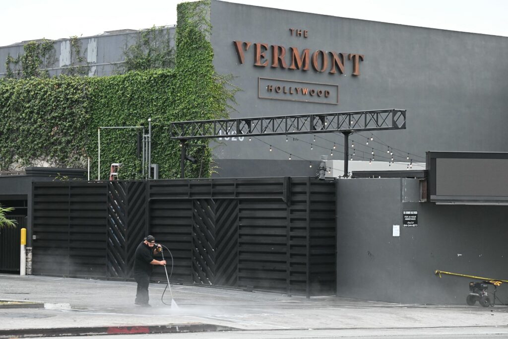 Un hombre limpia el lugar cerca del recinto musical The Vermont después de que un vehículo atropellara a una multitud en Hollywood la madrugada del 19 de julio de 2025. (Foto de Robyn BECK / AFP)