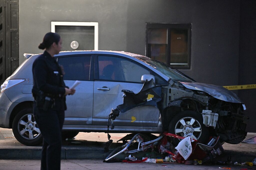 Oficiales se encuentran en el lugar del accidente de un vehículo que atropelló a una multitud en Hollywood la madrugada del 19 de julio de 2025. (Foto de Robyn BECK / AFP)