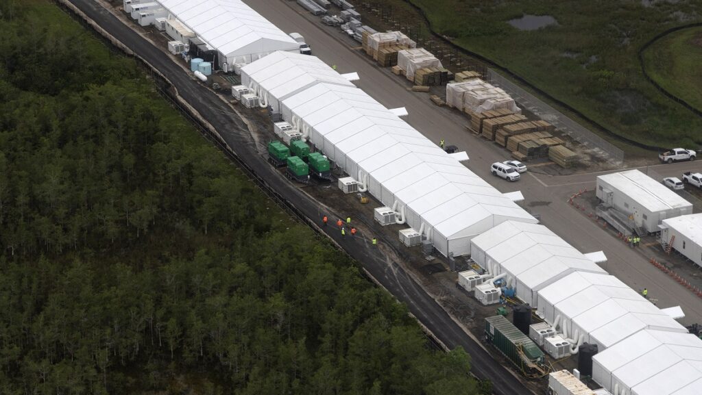 Desde un helicóptero, se observa el centro de detención de migrantes, conocido como "Alligator Alcatraz", (Foto de Alon Skuy / GETTY IMAGES NORTH AMERICA / Getty Images vía AFP)