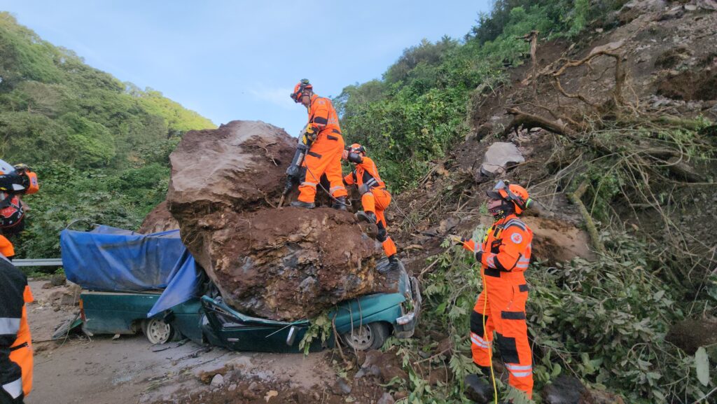Dos de los fallecidos quedaron atrapados en un vehículo cuando una enorme roca les cayó, producto de un derrumbe en ruta a Santa María de Jesús, Sacatepéquez. (Foto: Bomberos Voluntarios)
