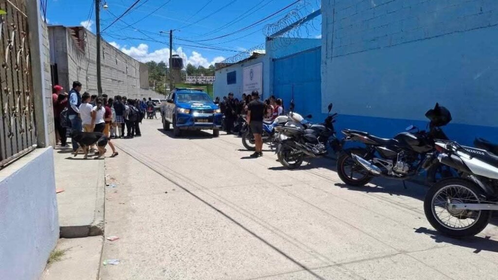 Una patrulla de la PNC ronda el sector de la escuela donde sucedió el ataque. (Foto: Redes sociales)