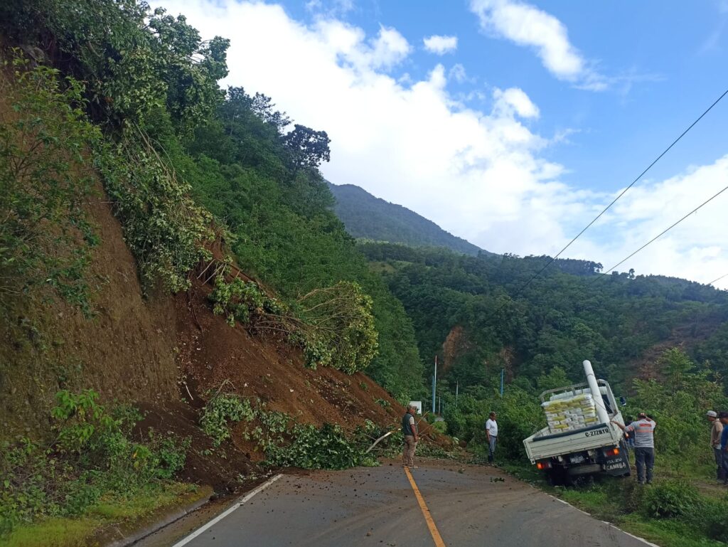 Derrumbe en ruta de Chimaltenango (Foto: Newsweek)