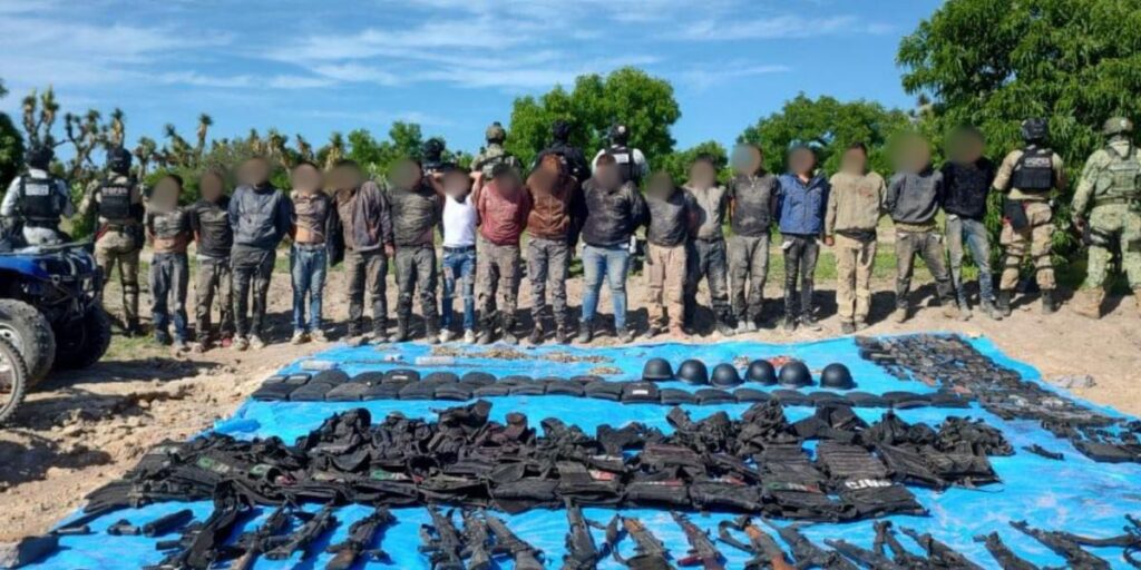 Los detenidos y las armas incautadas durante el operativo. (Foto: FGR México)
