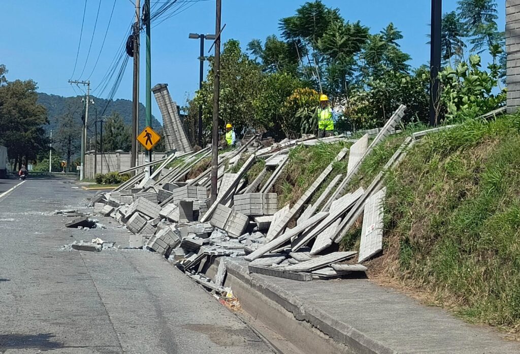 Muro colapsado en Amatitlán. (Foto: Newsweek)