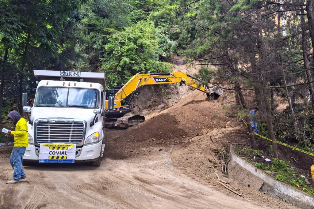 Personal de COVIAL trabaja para retirar la tierra que obstaculiza la vía. (Foto: COVIAL)