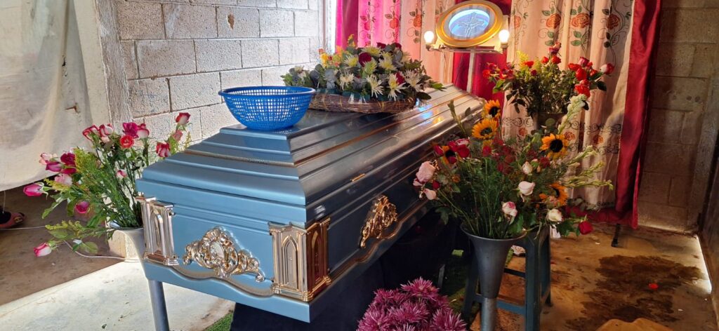 En Bárcena, Villa Nueva, velan los restos de Regina López, quien murió cuando estaba recogiendo leña. (Foto: Newsweek)